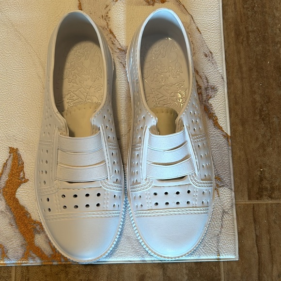 These Blowfish rubber slide ons are new without tags. In excellent condition. - Picture 2 of 4